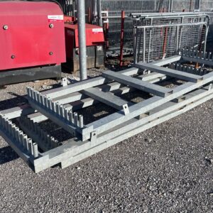 Kovinska paleta za skladiščenje in transport gradbiščnih ograj